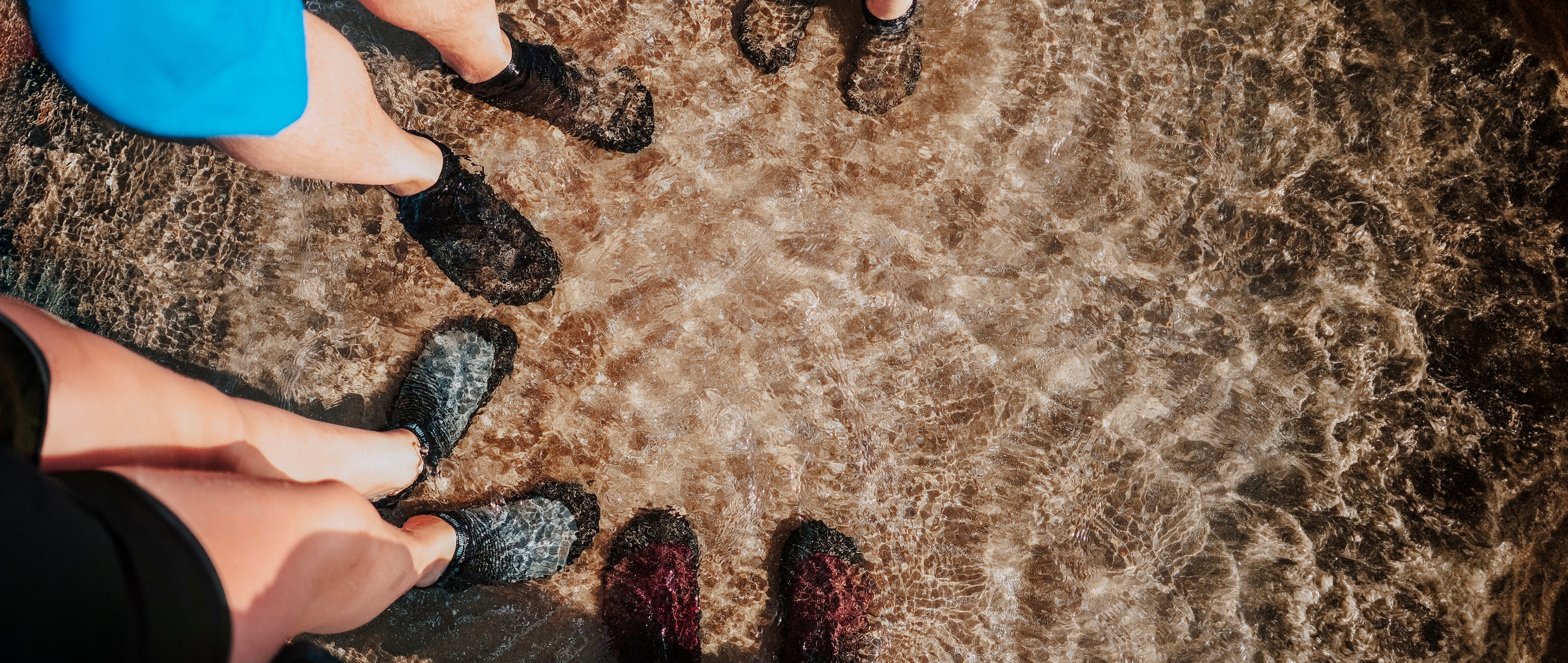 Die besten Wasserschuhe: Warum sind Skinners Sockenschuhe ideal für den Strand, das Paddleboarding und den Fluss?